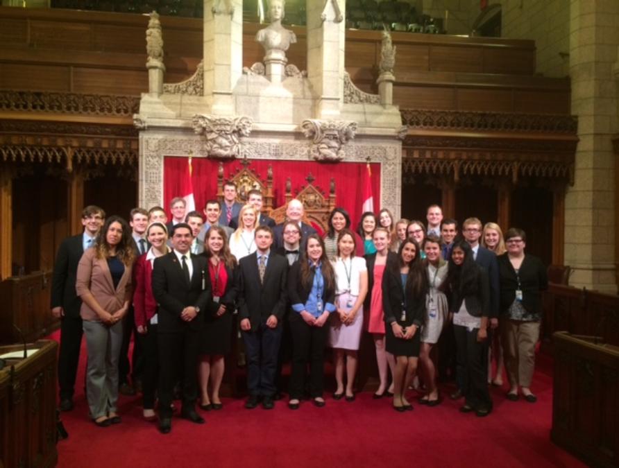 Visit_to_Senate_gathered_around_Queen_Elizabeth_s_throne-892x675